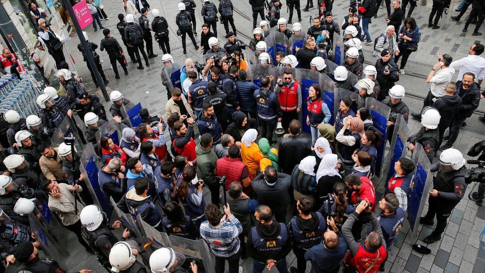 Сторонники прокурдской Народно-демократической партии (ДПН) окружены ОМОНом, когда они пытаются пройти маршем во время протеста в Стамбуле