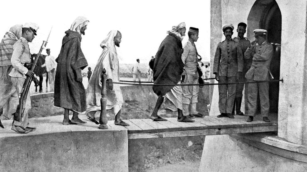 Morocco, 1909, Moroccan prisoners lead to Fort Los Camellos, after the Melilla unrest.