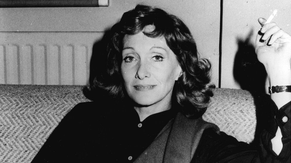 Bywyd a gyrfa yr actores Siân Phillips - BBC Cymru Fyw