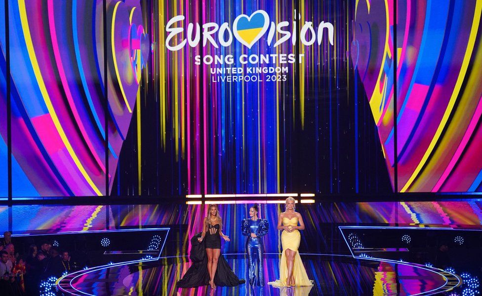 Ведущие (слева направо) Алеша Диксон, Юлия Санина и Ханна Уоддингем во время второго полуфинала конкурса песни Евровидение на M&S Bank Arena в Ливерпуле.