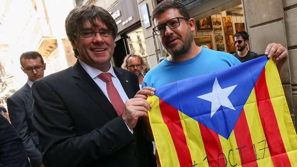 Catalan President Carles Puigdemont (L) poses with Catalan flag