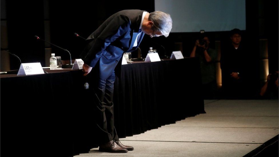 Kim Hyo-joon, chairman of BMW Korea, bows at a press conference in Seoul (6 Aug 2018)