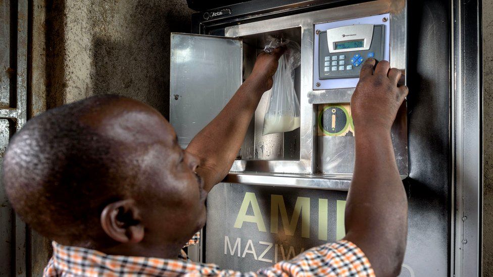 Jackson Opati com o caixa eletrônico de leite da Zaidi Technologies em sua loja em Kibera, Nairóbi