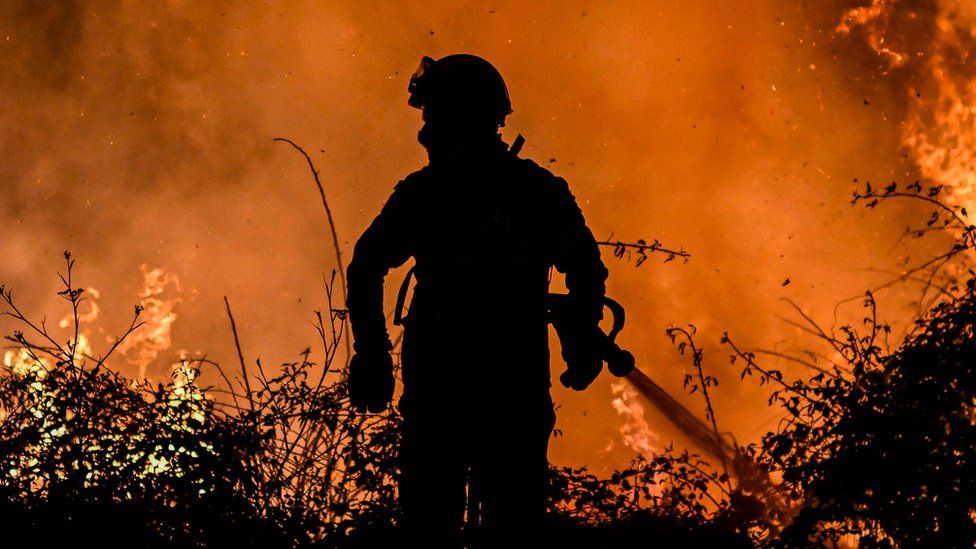 Пожарный тушит пожар на севере Португалии. Фото: июль 2022 г.
