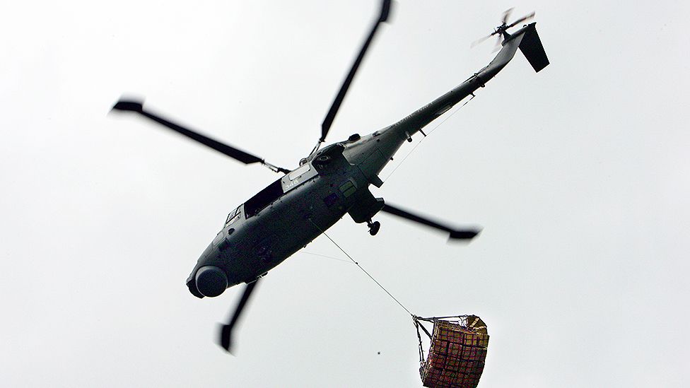 Британский вертолет доставляет помощь в районы, пострадавшие от цунами
