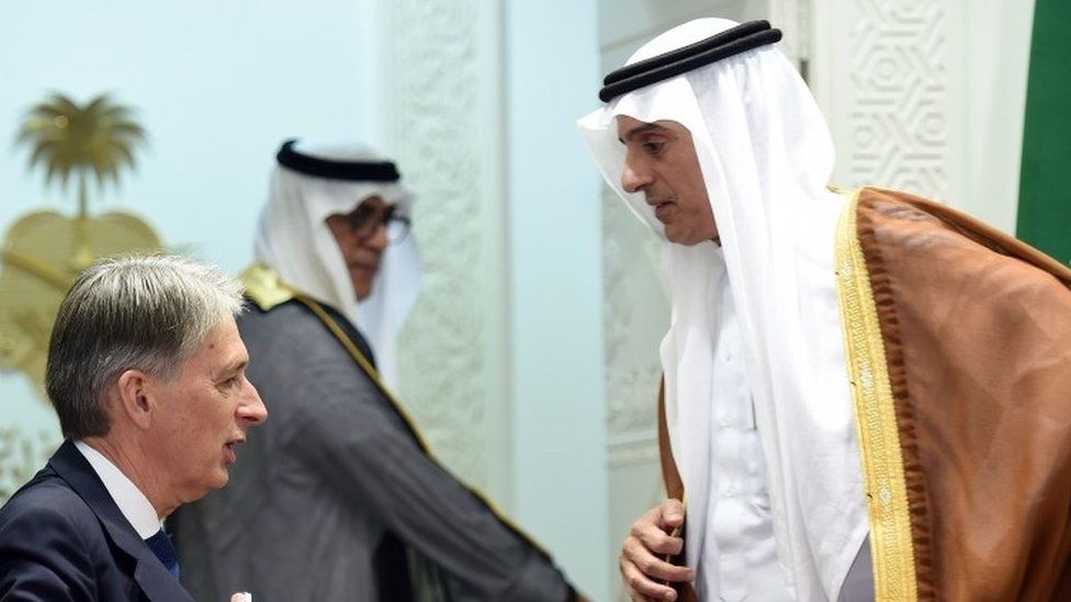 British Foreign Secretary Phillip Hammond (left) and his Saudi counterpart Adel al-Jubeir at the Saudi foreign ministry (28 October 2015)