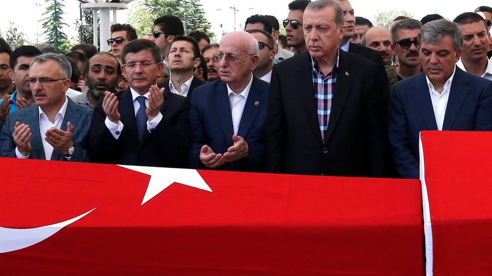 Turkish President Recep Tayyip Erdogan (2nd right) and other serving and former officials pray near the coffins of victims who were killed in coup attempt (17/07/2016)