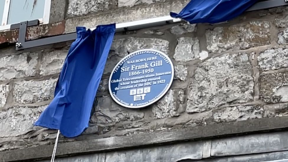 Синяя чума, чтобы отметить место рождения сэра Фрэнка Гилла