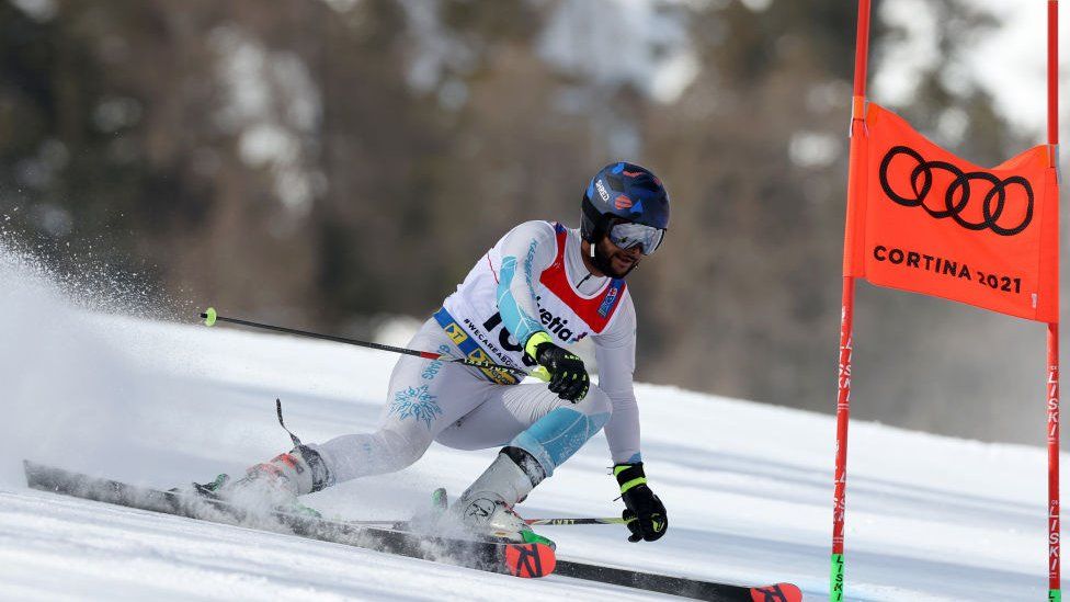 Ариф Мохд Хан из Индии участвует в первом заезде Чемпионата мира по лыжным гонкам среди мужчин в гигантском слаломе 19 февраля 2021 года в Кортина д'Ампеццо, Италия