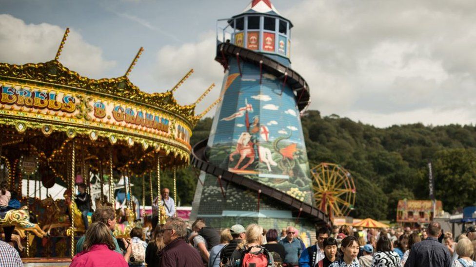 Crowds enjoy stunts at Chatsworth Country Fair BBC News