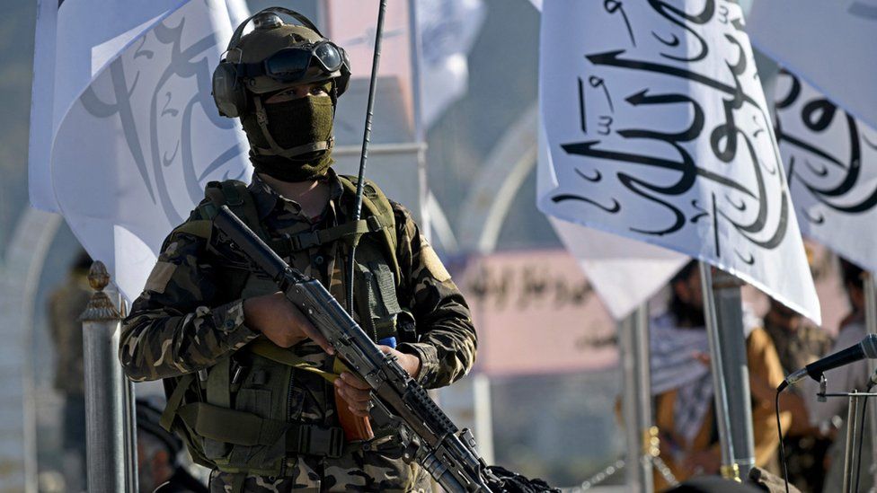 Боец талибов стоит на страже в Кабуле 31 марта 2022 г. (архивное фото)