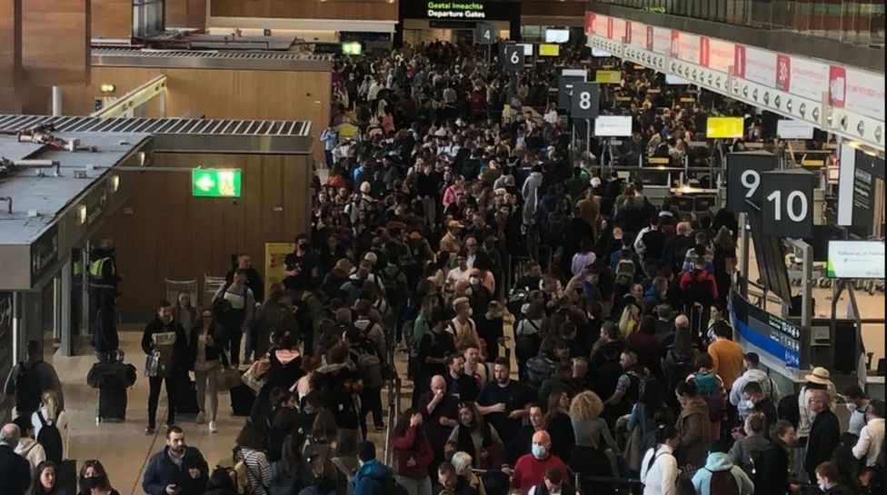 Толпы пассажиров в аэропорту Дублина