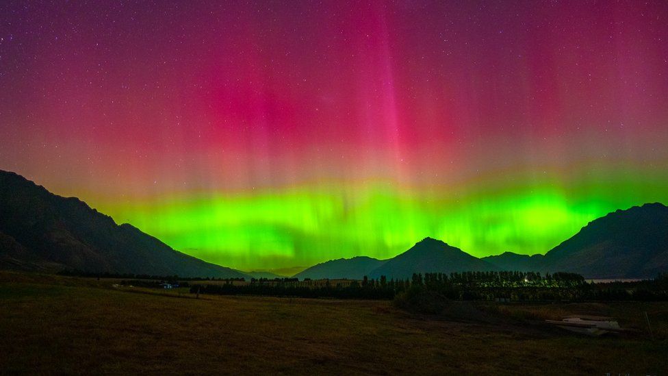 Ροζ και πράσινα φώτα του Aurora Australis πέρα ​​από το Jacks Point, Queenstown, Νέα Ζηλανδία