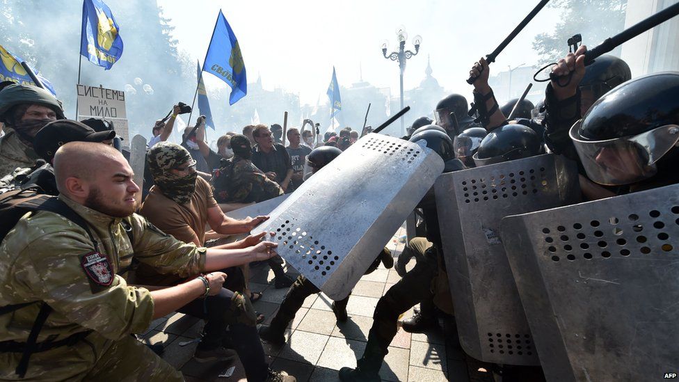 Protesters in Kiev try to seize riot gear from the security forces