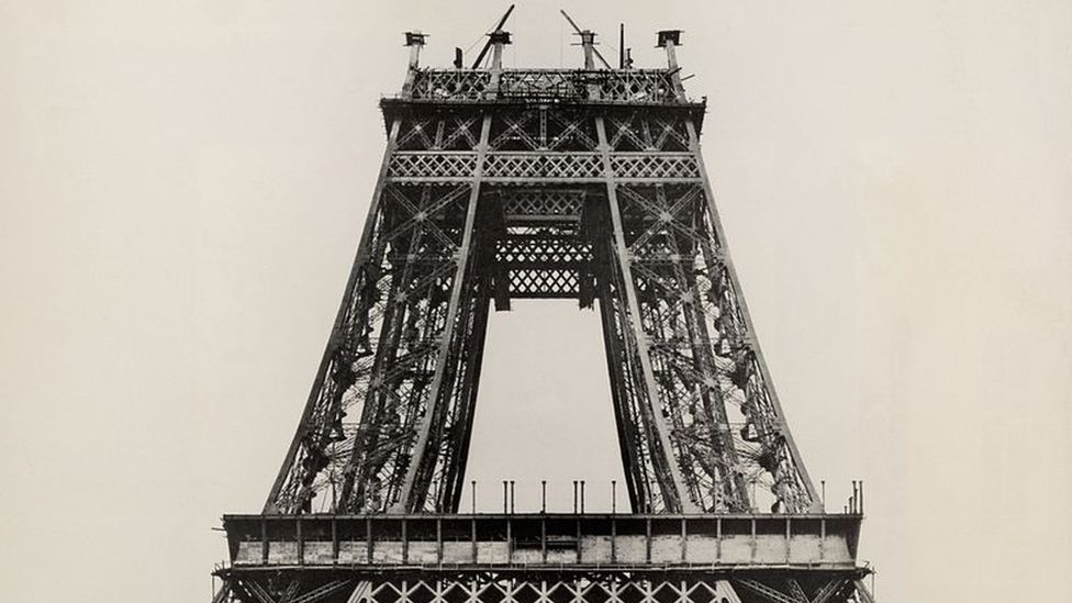 Un mur de verre pour protéger la tour Eiffel - BBC News Afrique