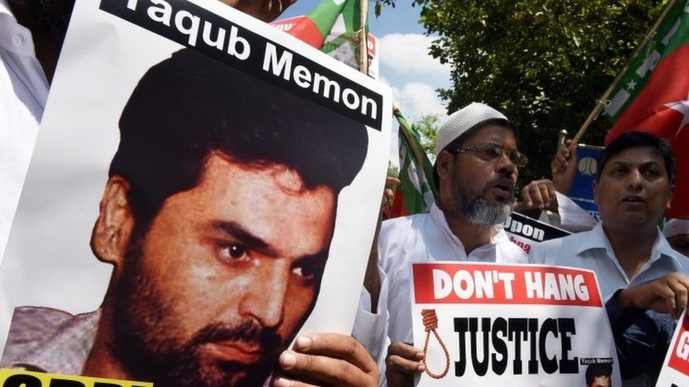 Indian protesters shout slogans during a protest against the death sentence of convicted bomb plotter Yakub Memon, a key plotter of the bomb attacks which killed hundreds in Mumbai in 1993, in New Delhi on July 27, 2015