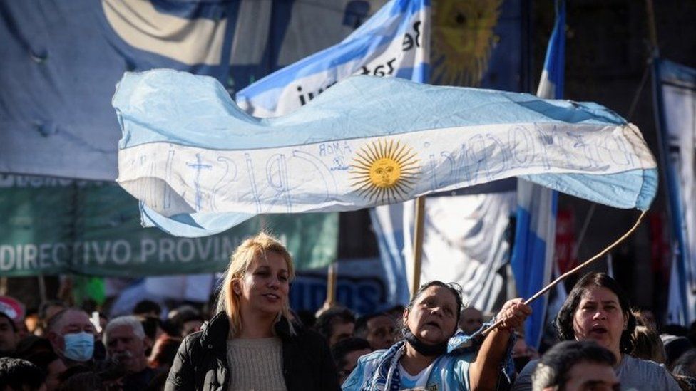Protesters with Argentina's national flags march in Buenos Aires. Photo: 2 September 2022