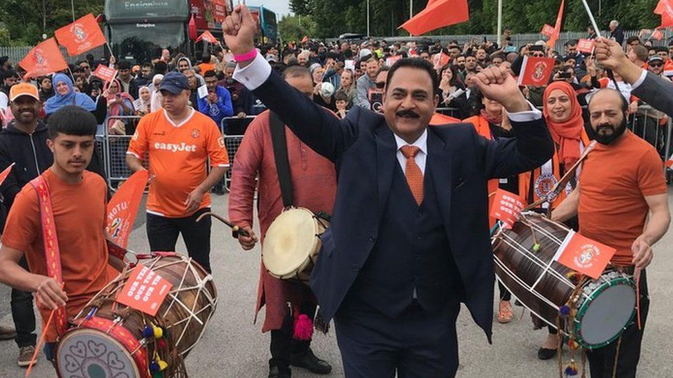 Councillor Aslam Khan dancing with Dhols Roye drummers in Luton