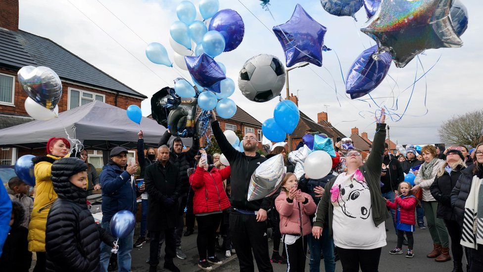 The crowds released balloons and clapped in tribute to Arthur