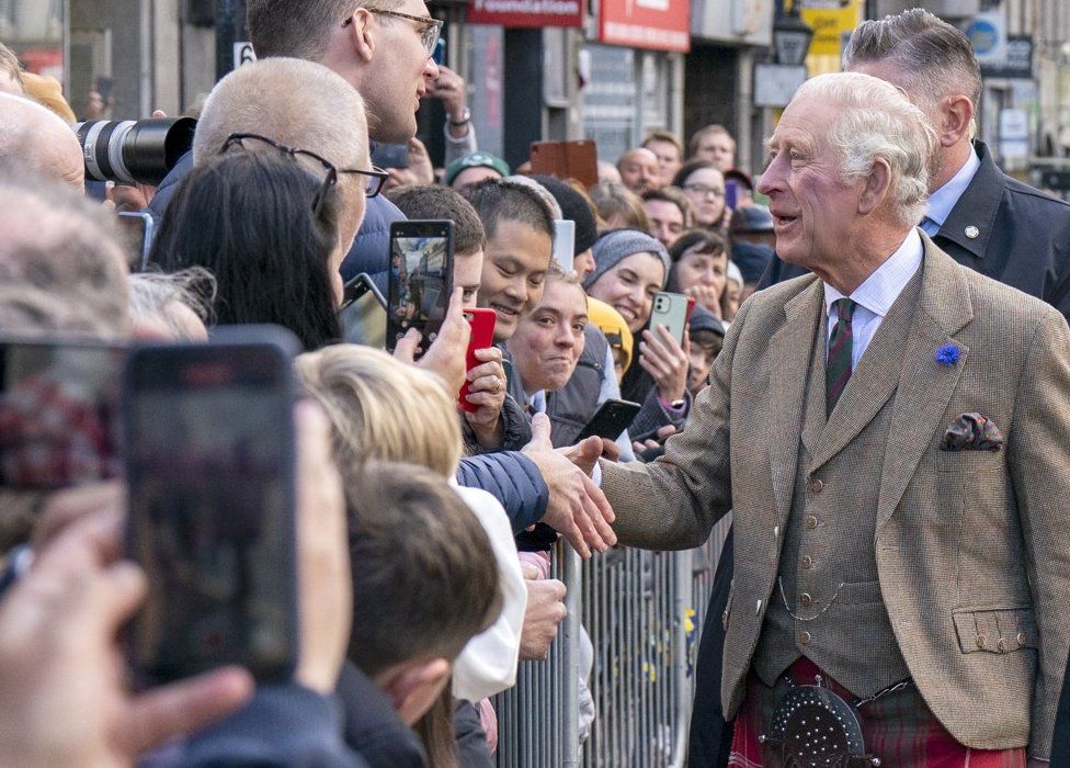 The King meets the public in Aberdeen