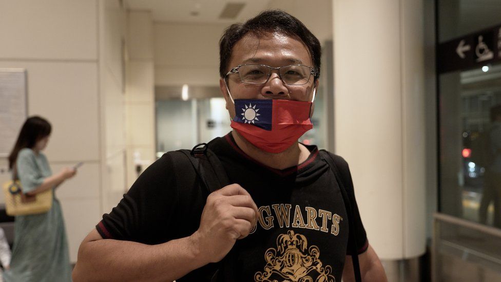 Lee Meng-chu with a mask showing the Republic of China flag