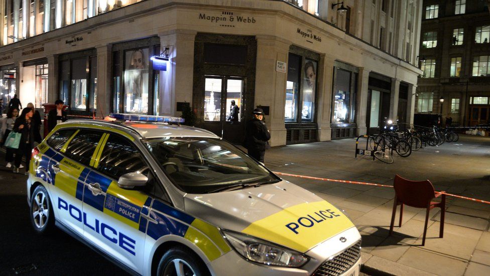 Six robbers flee Regent Street jewellers raid on one moped - BBC News