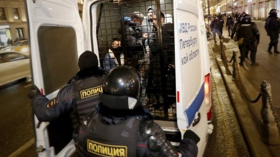 Российская полиция задерживает протестующих в Санкт-Петербурге. Фото: 2 февраля 2021 г.