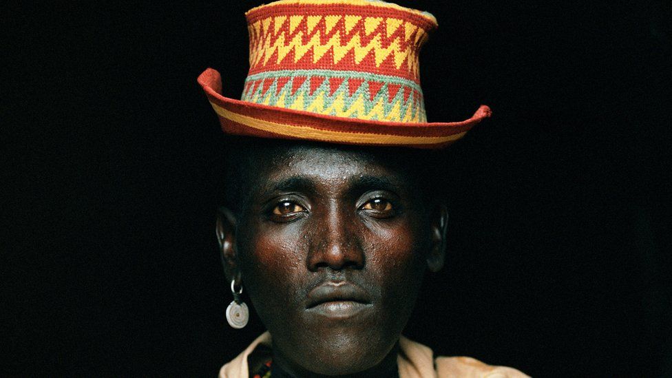 Etiyopyalı Omo Vadisi'ndeki Turmi de Hamer kabilesinden bir adamın portresi.