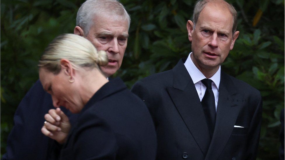 Queen Elizabeth II: Royal Family meet well-wishers at Balmoral - BBC News