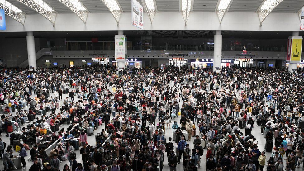 Passengers wait for trains at Nanchang Railway Station on the first day of May Day holiday on April 29.
