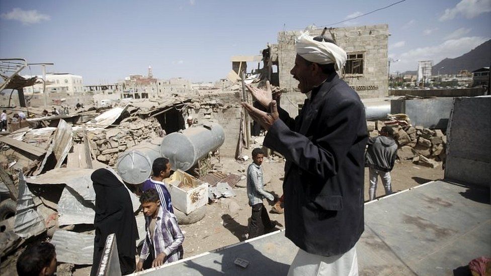 Man shouts for help after Saudi-led air strike in Sanaa (15/02/16)