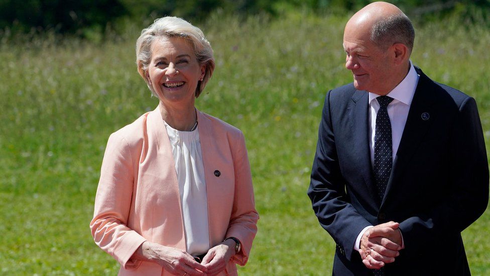 German Chancellor Olaf Scholz (C) with European Commission President Ursula von der Leyen on June 26, 2022 at Elmau Castle, southern Germany
