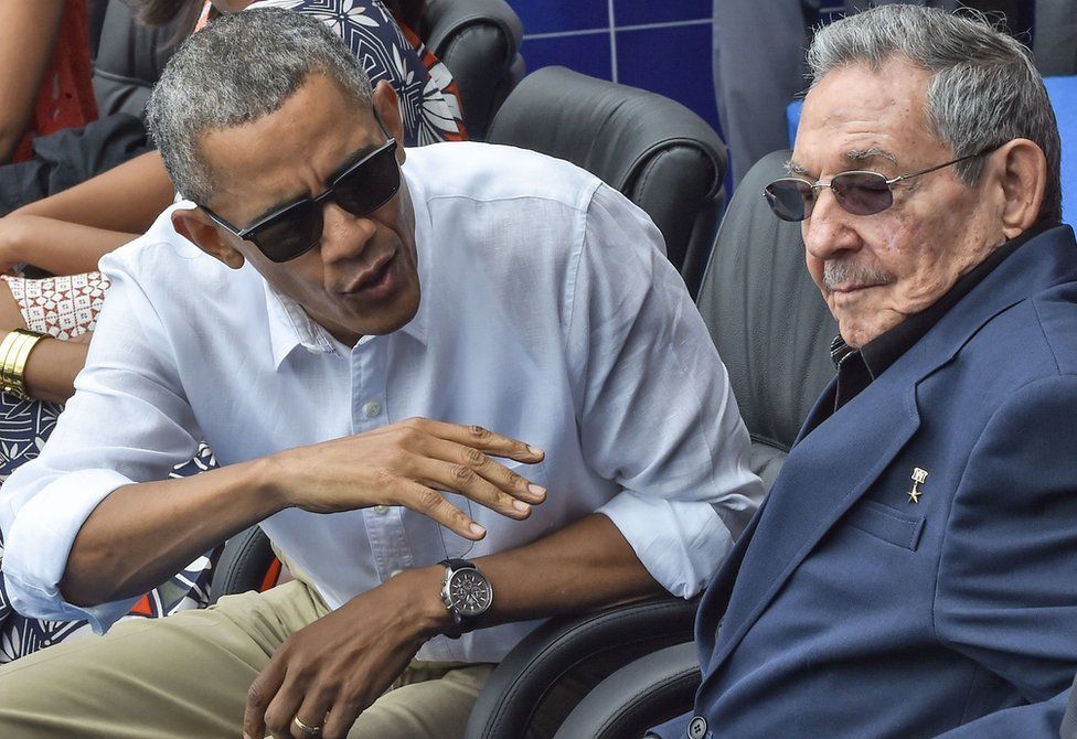 Президент США Барак Обама выступает рядом с президентом Кубы Раулем Кастро (справа) во время показательного матча Высшей лиги бейсбола между Tampa Bay Rays и кубинской национальной сборной на стадионе Latinoamericano в Гаване 22 марта 2016 года. Обама высоко оценил храбрость кубинских диссидентов Во вторник на встрече в посольстве США в Гаване, хотя противники дома отклонили это событие как «символический» жест. AFP PHOTO / Nicholas KAMM / AFP PHOTO / NICHOLAS KAMM (Фото следует читать NICHOLAS KAMM / AFP через Getty Images)