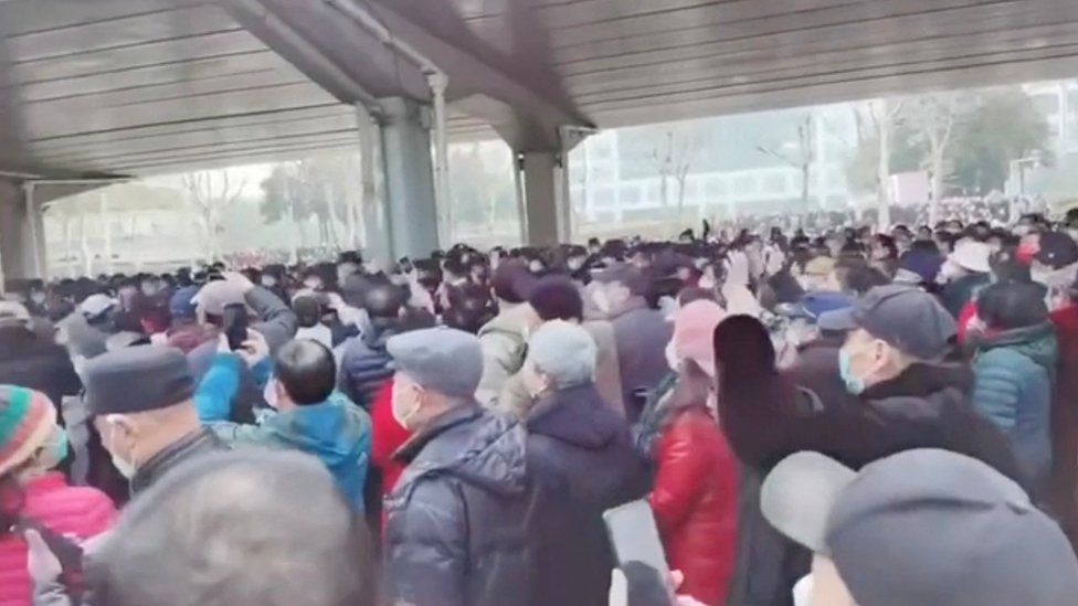 Демонстранты собираются возле парка Чжуншань в знак протеста против изменения медицинских пособий в Ухане, Китай, 15 февраля 2023 г.