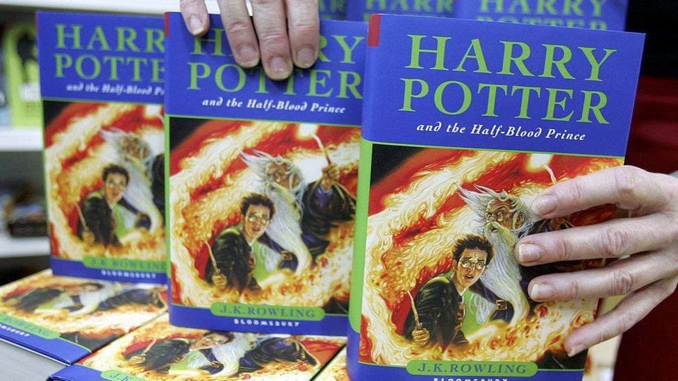 Книги о Гарри Поттере и Принце-полукровке на витрине в магазине