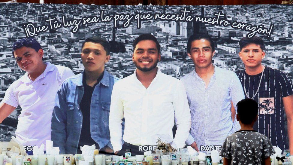 Фотография пяти пропавших без вести и, по-видимому, убитых молодых людей на импровизированном мемориальном алтаре возле церкви Темпло-де-ла-Мерсед в Лагос-де-Морено, штат Халиско, Мексика, 30 августа 2023 года