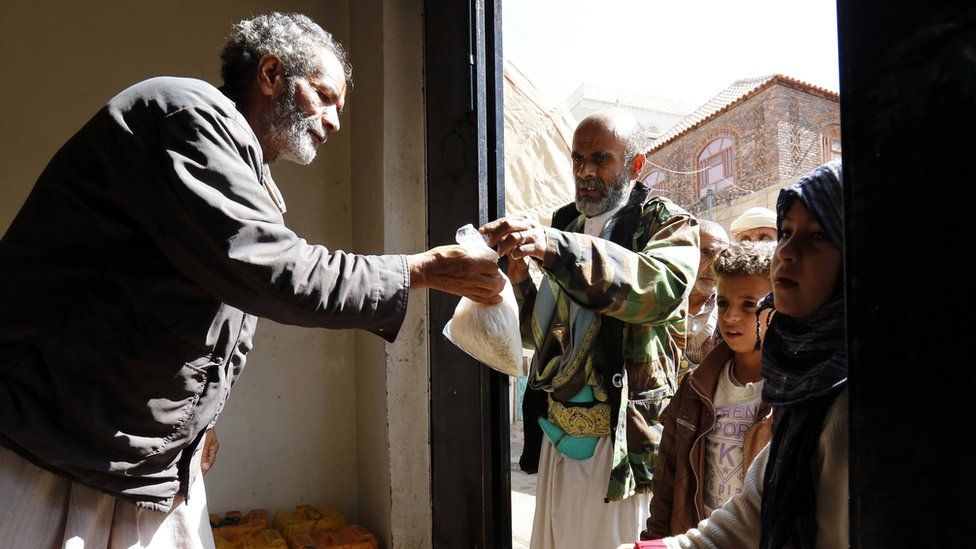 Yemenis receive charity-provided food rations in Sanaa, Yemen (12 November 2017)