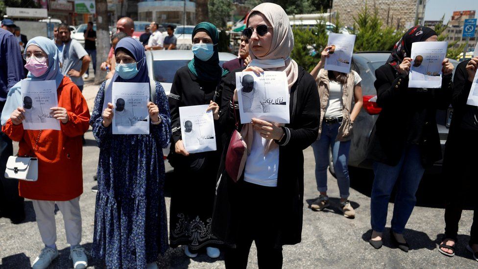 Palestinians protest against the death in custody of activist Nizar Banat in Ramallah, in the occupied West Bank (24 June 2021)