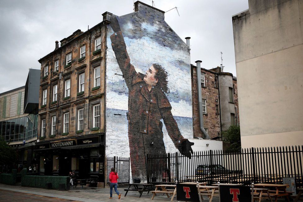 A portrait of Billy Connolly, by artist Jack Vettriano, one of three giant murals more than 50ft high that have been unveiled in the east end of Glasgow.