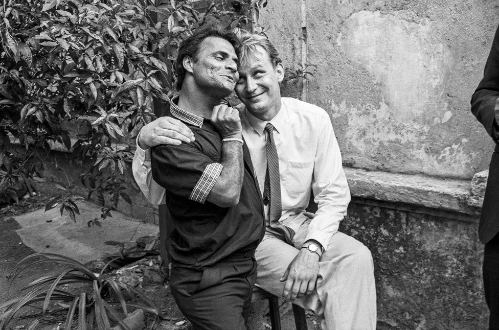 Lilliput (left) and Stellan Skarsgard on the set of The Perfect Murder, Bombay 1987