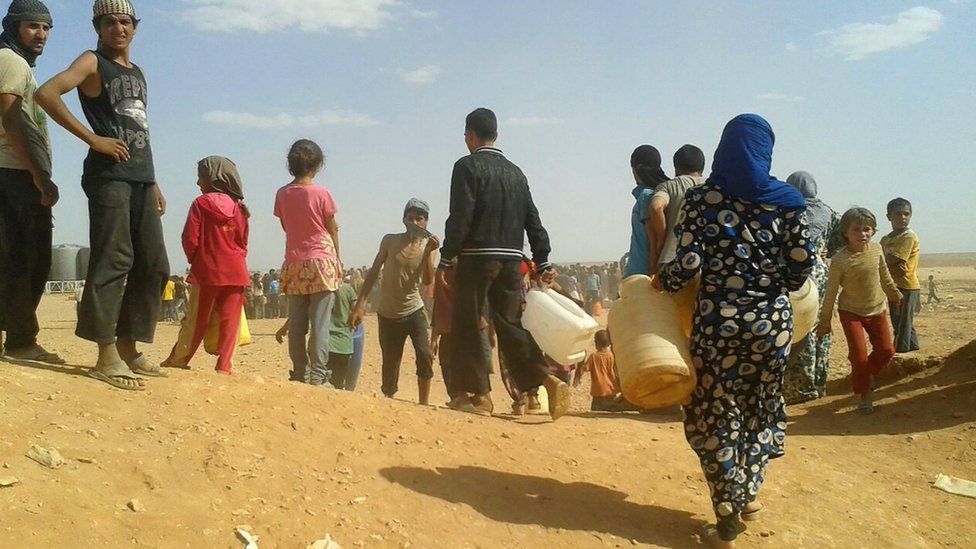 Syrian refugees look for water at the Rukban camp on the Jordanian border (23 June 2016)