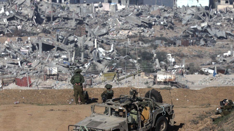 Ushtarët e ushtrisë izraelite qëndrojnë roje pranë kufirit Izrael-Gaza