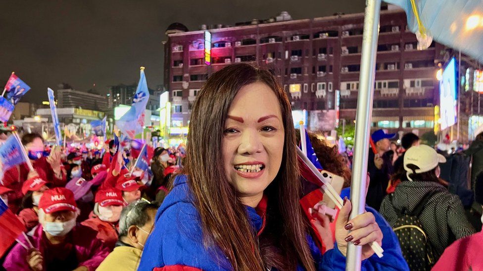 Ms Tu holds a flag at the weekend rally for KMT's presidential candidate