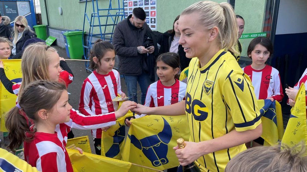 Oxford United meets the girls