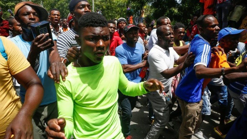 Толпа формируется возле полицейского участка в Порт-о-Пренсе