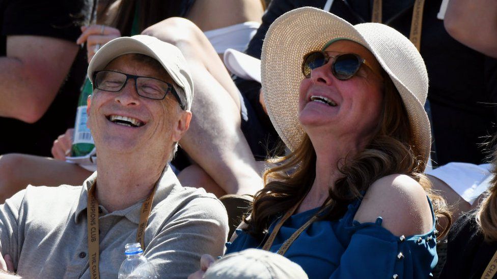 El empresario y filántropo Bill Gates y su esposa Melinda Gates divirtiéndose en las gradas durante un partido de tenis entre Hubert Hurkacz (Polonia) y Roger Federer (Suiza) durante el BNP Paribas Open el 15 de marzo de 2019