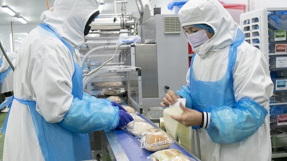 Персонал Raynor Foods маркирует бутерброды на производственной линии