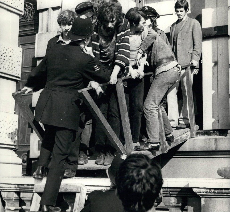 When hippy squatters took over a Piccadilly mansion BBC News