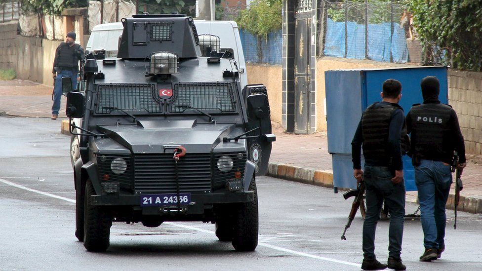 Turkish police in Diyarbakir, 26 Oct 15