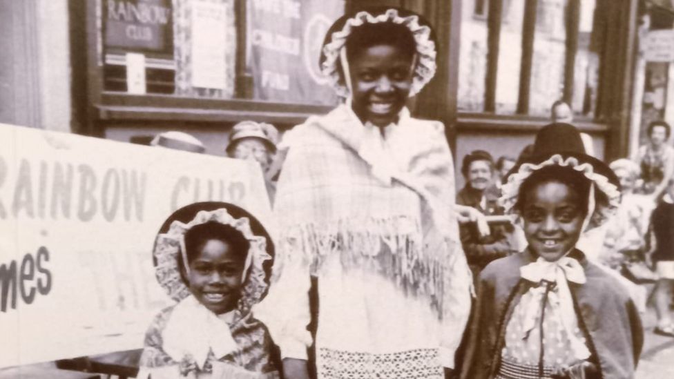 Black and white photo of Roma and two other young girls in bonnets